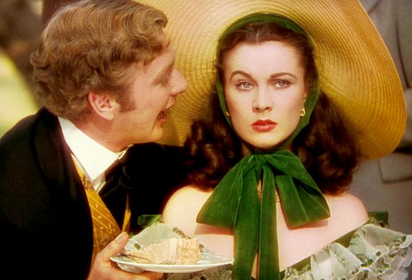  Gone with the Wind : Clark Gable, Vivien Leigh, Thomas  Mitchell, Barbara O'Neil, Evelyn Keyes, Ann Rutherford, George Reeves, Fred  Crane, Hattie McDaniel, Oscar Polk, Butterfly McQueen, Victor Jory, George  Cukor